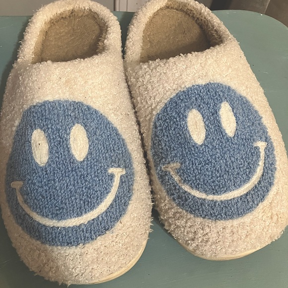 Cute New Smileys! Out on the town or at home comfy slip ons -size 8.  Boutique - Picture 4 of 4